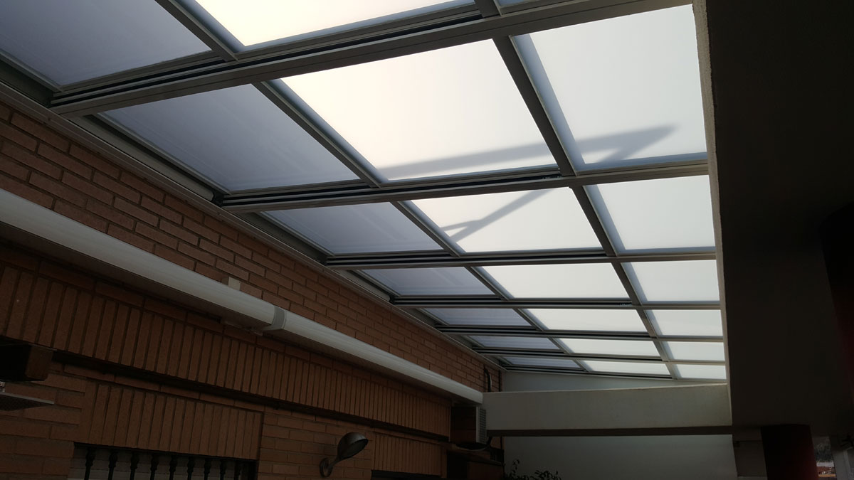 Cerramiento de terraza compuesto por techo de aluminio retráctil motorizado y frontal de cortina de vidrio totalmente plegable