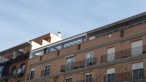 Cerramiento de terraza compuesto por techo de aluminio retráctil motorizado y frontal de cortina de vidrio totalmente plegable